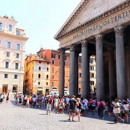 Apartment On The Pantheon Square