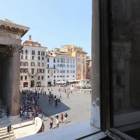 Apartment On The Pantheon Square